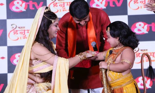 Manoj Tiwari seeks belssings from Bal Hanuman at the conference of Kahat Hanuman Jai Shri Ram